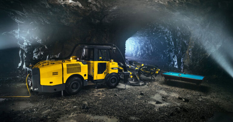 Simba S7 spelar biljard i en gruva