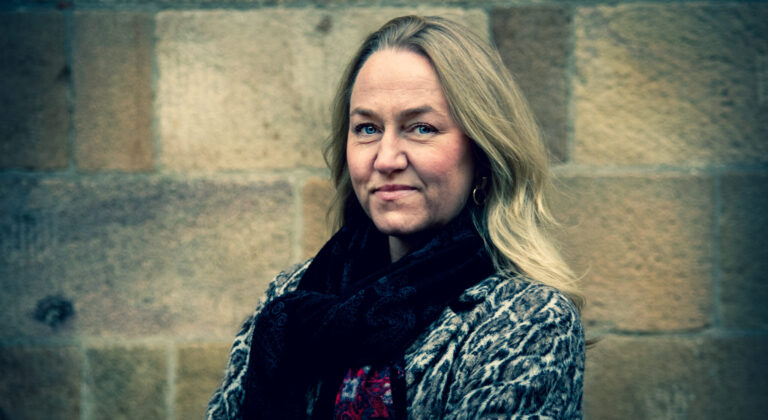 Maria Suner Fleming vd för Svemin står utanför ett kontor