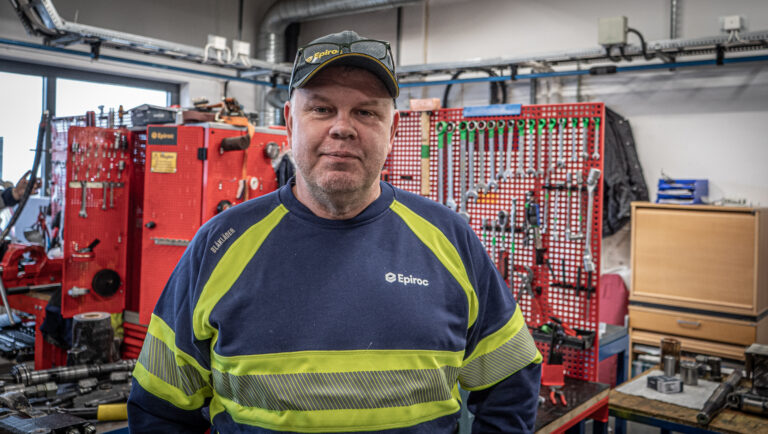 Peter Backman står i borrmaskinsverkstaden på Epiroc i Slagsta med verktygen i bakgrunden