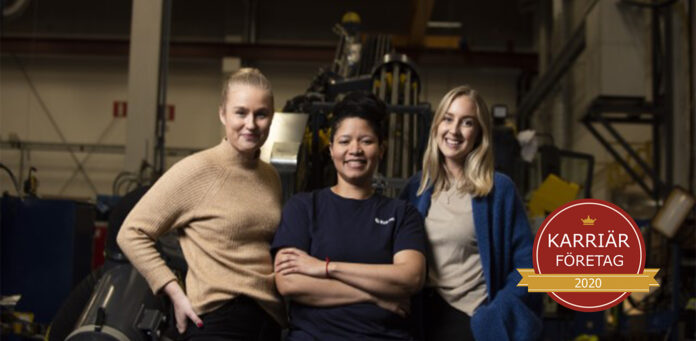 Tre karriärkvinnor från Epiroc - Årets nykomling employer branding - står tillsammans i en verkstad.