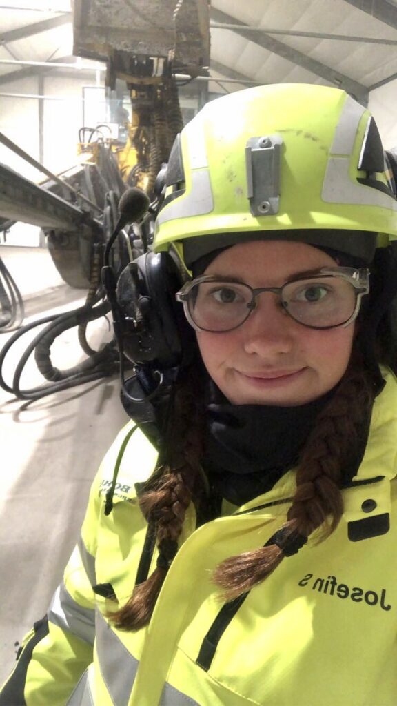 Josefin Strannevik, 27 år. Jobbar på Bohus Bergsprängning och spränger just nu för Västlänken.