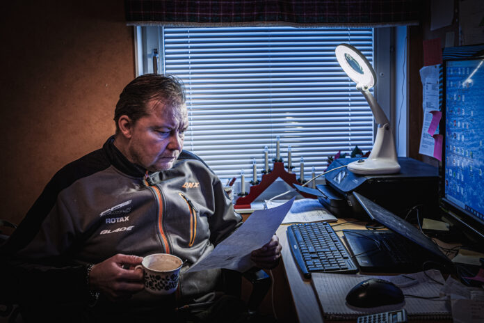 Fredrik Johansson sitter framför datorn och studerar en borrplan