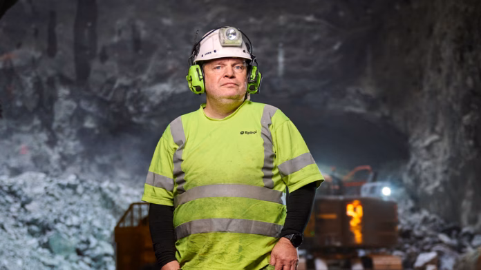 Serviceteknikern Per-Anders Lundström i halvfigur framför