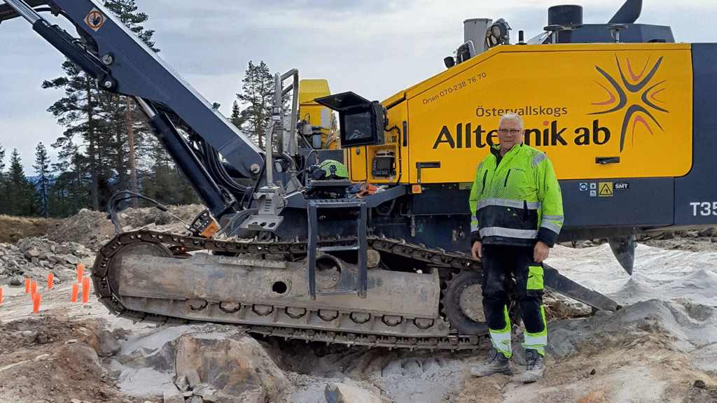 Örjan Johansson framför sin borr-rigg.