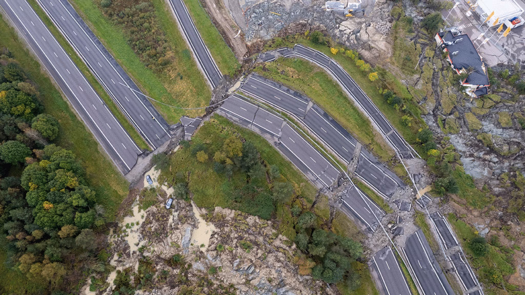 Flygbild efter jordskred som förstörde delade av väg E6 i Stenungsund.