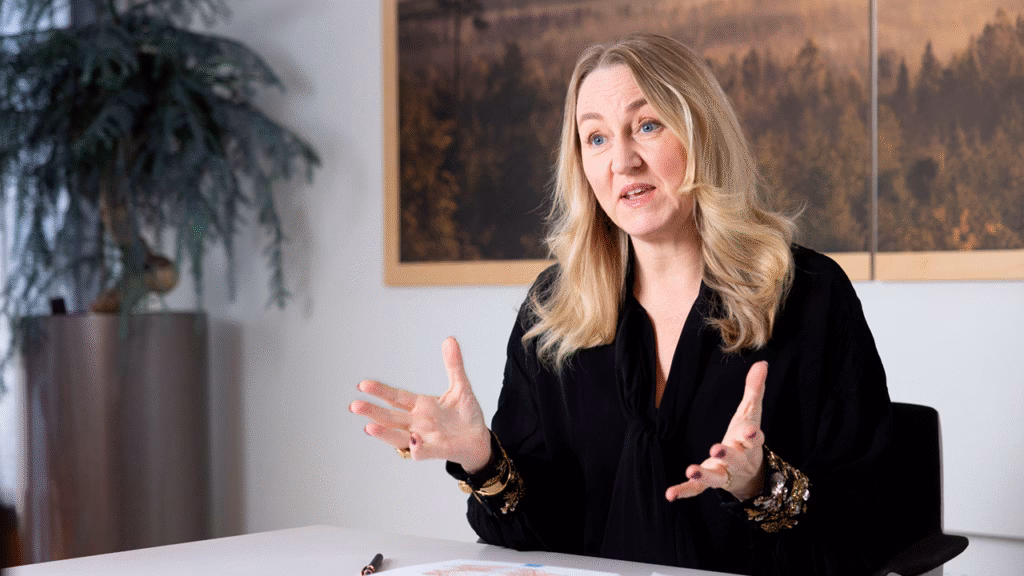 Maria-Suner, vd på Svemin, vid skrivbord.