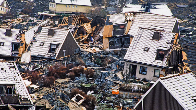 Översikt över förödelsen efter jordskred i Tuve 1977.