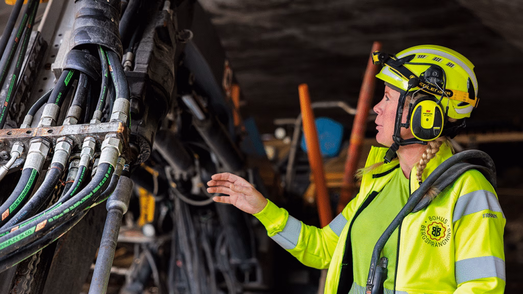 Johanna Antonsson på byggarbetsplats vid sin borr-rig.
