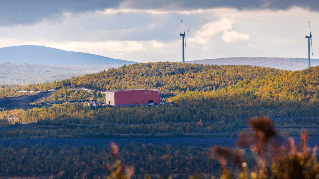 Översikt över området med Viscariagruvan i centrum. Skog och fjäll i bakgrunden.